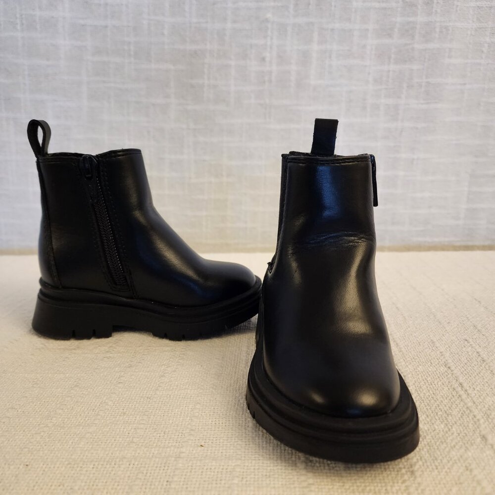 Gap NWOB Classic  Toddler Black Chelsea Boot Faux Leather Side Zip Sze 5 A292